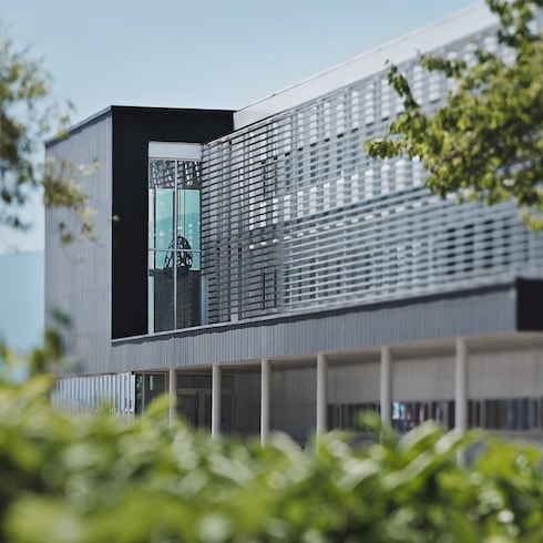 Đồng Hồ Để Bàn Trunk Table Clock in Đồng hồ's Tất cả Đồng hồ } collections by Louis Vuitton