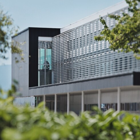 Đồng Hồ Để Bàn Trunk Table Clock in Đồng hồ's Tất cả Đồng hồ } collections by Louis Vuitton