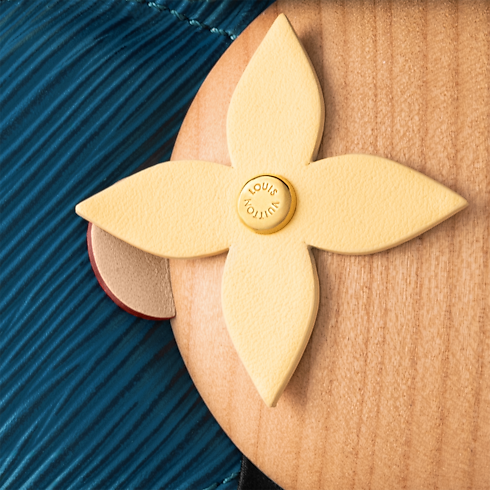 Vivienne Graduate . in Rương, Phụ kiện du lịch và Trang trí nội thất's Thể thao và Giải trí } collections by Louis Vuitton (Thu phóng sản phẩm)