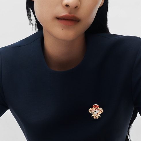 Vòng Cổ Vivienne Red Lion Dance in Trang sức's Danh mục sản phẩm Vòng cổ và Mặt dây chuyền collections by Louis Vuitton (Thu phóng sản phẩm)